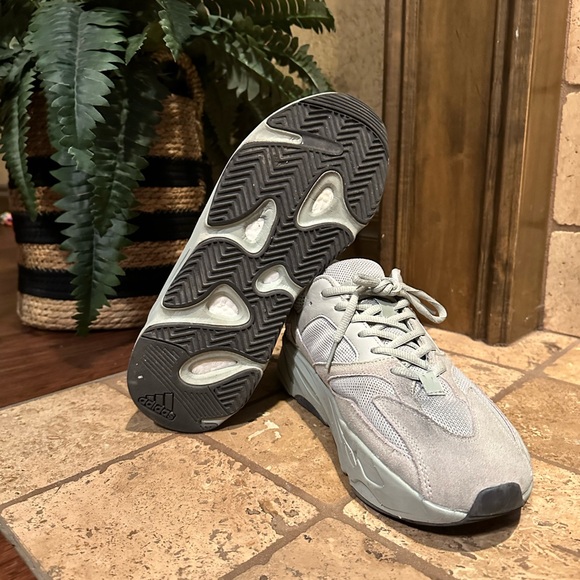 Gray Yeezy 700 Size 11 - Picture 2 of 5